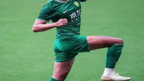 马竞挑战巴萨前瞻：关键对决，马竞命运之战，巴萨三冠冲刺关键战